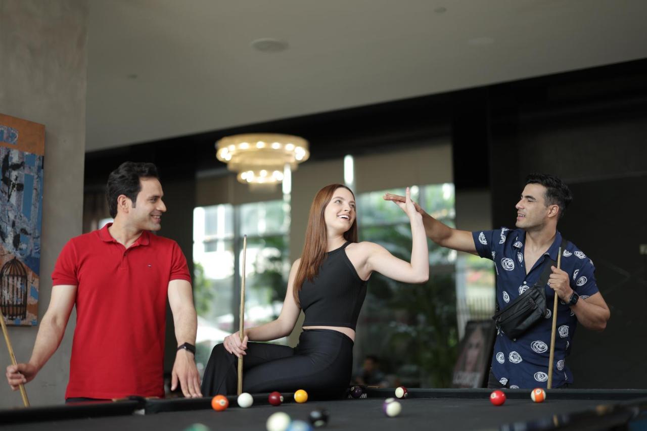 เอลอฟต์ นิวเดลี แอโรซิตี้ Hotel ภายนอก รูปภาพ The 2019 cast of The Circle: Natalie, Jack and Mikey