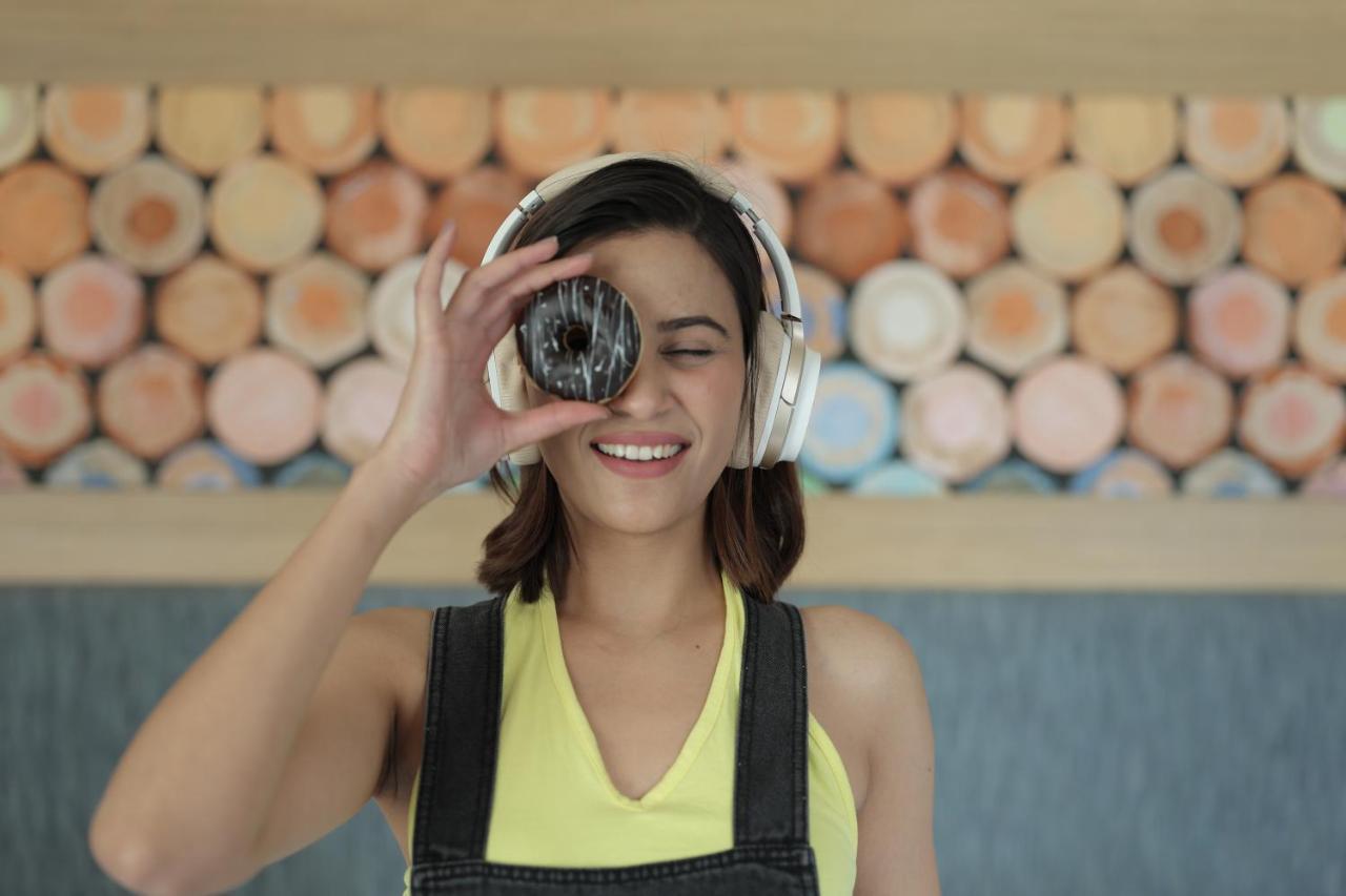เอลอฟต์ นิวเดลี แอโรซิตี้ Hotel ภายนอก รูปภาพ A woman wearing headphones