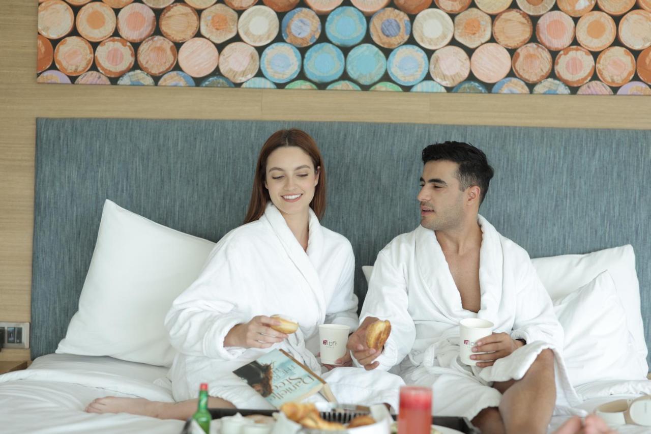 เอลอฟต์ นิวเดลี แอโรซิตี้ Hotel ภายนอก รูปภาพ A couple wearing bathrobes