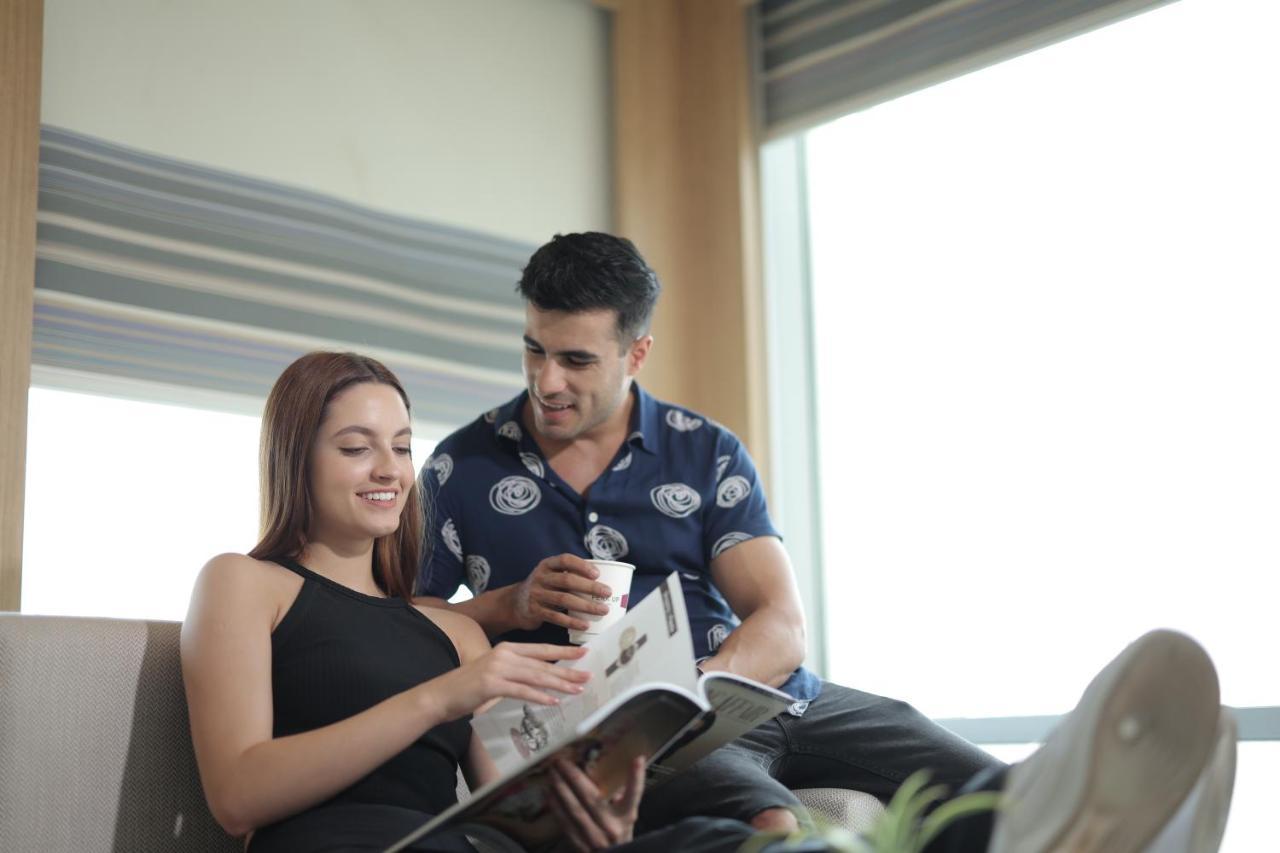 เอลอฟต์ นิวเดลี แอโรซิตี้ Hotel ภายนอก รูปภาพ A couple reading a magazine