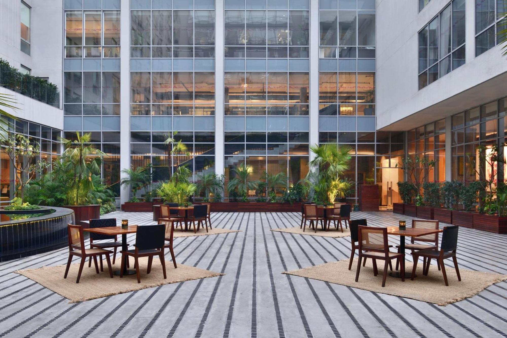 เอลอฟต์ นิวเดลี แอโรซิตี้ Hotel ภายนอก รูปภาพ The courtyard at the hotel